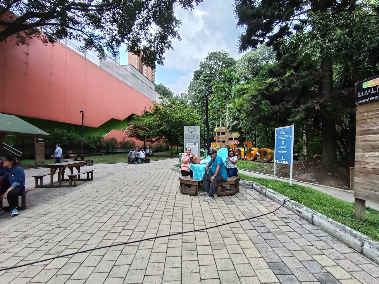 Picnic familiar cuyo objetivo es un taller reflexivo sobre el afecto y la alimentación. Lugar: Parque Gabriel Garcia Marquez. Telemedellín
. Fecha: 25 de abril de 2024. asistentes 27 personas