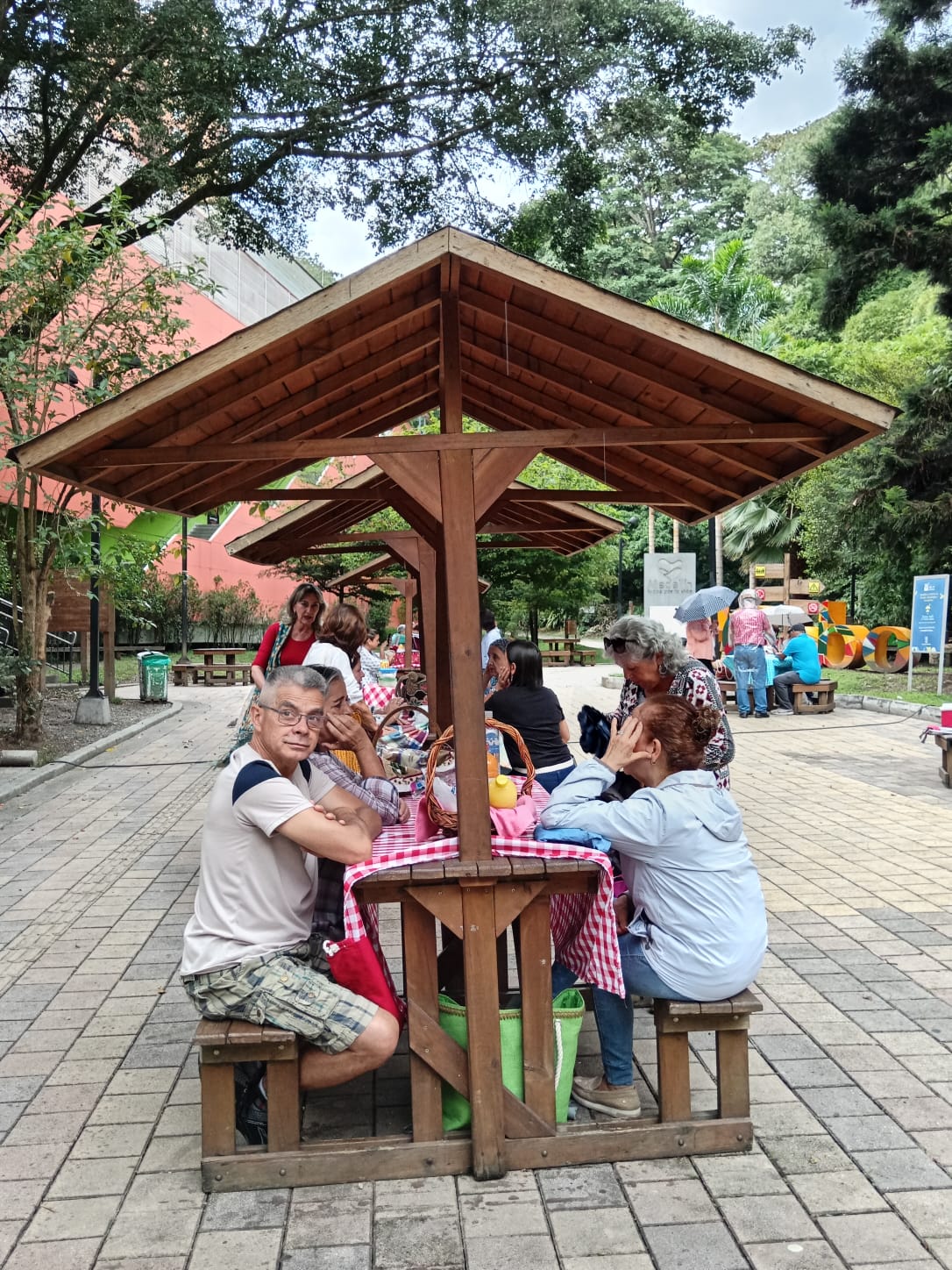 Picnic familiar cuyo objetivo es un taller reflexivo sobre el afecto y la alimentación. Lugar: Parque Gabriel Garcia Marquez. Telemedellín
. Fecha: 25 de abril de 2024. asistentes 27 personas