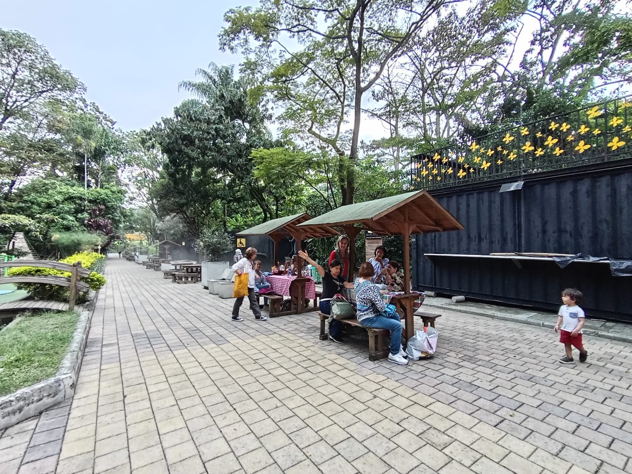 Picnic familiar cuyo objetivo es un taller reflexivo sobre el afecto y la alimentación. Lugar: Parque Gabriel Garcia Marquez. Telemedellín
. Fecha: 25 de abril de 2024. asistentes 27 personas