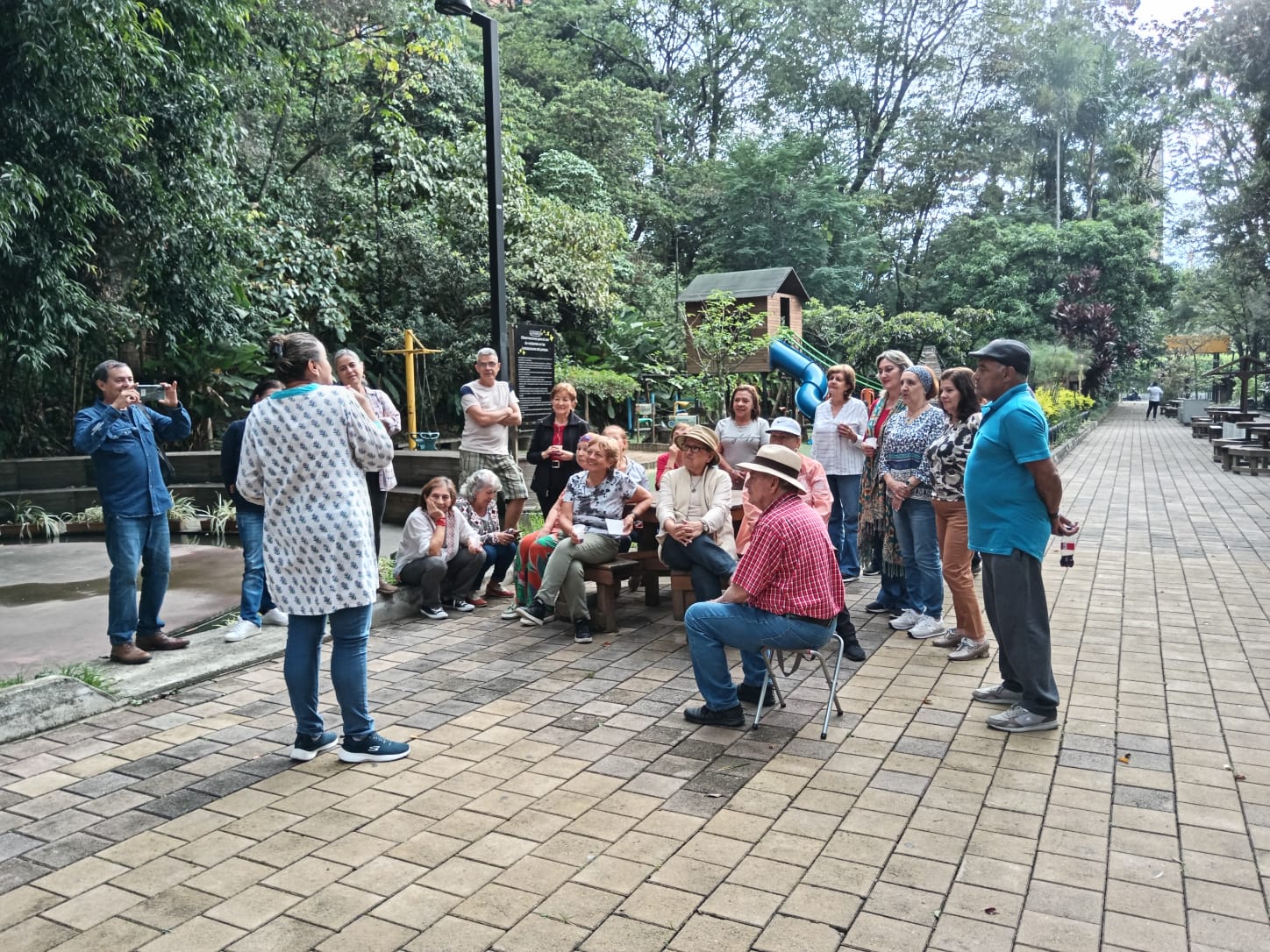 Picnic familiar cuyo objetivo es un taller reflexivo sobre el afecto y la alimentación. Lugar: Parque Gabriel Garcia Marquez. Telemedellín
. Fecha: 25 de abril de 2024. asistentes 27 personas