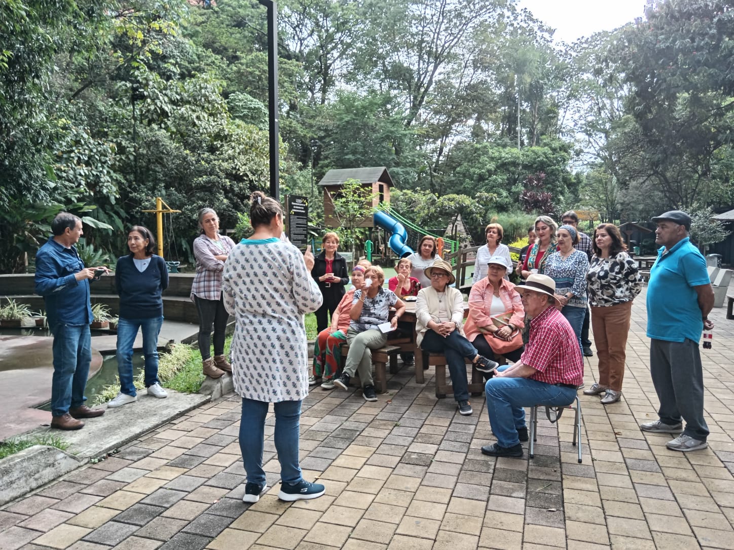 Picnic familiar cuyo objetivo es un taller reflexivo sobre el afecto y la alimentación. Lugar: Parque Gabriel Garcia Marquez. Telemedellín
. Fecha: 25 de abril de 2024. asistentes 27 personas
