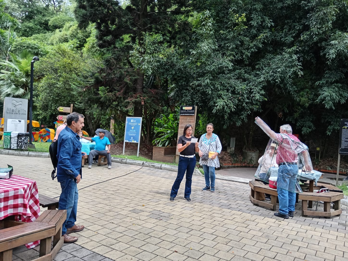 Picnic familiar cuyo objetivo es un taller reflexivo sobre el afecto y la alimentación. Lugar: Parque Gabriel Garcia Marquez. Telemedellín
. Fecha: 25 de abril de 2024. asistentes 27 personas