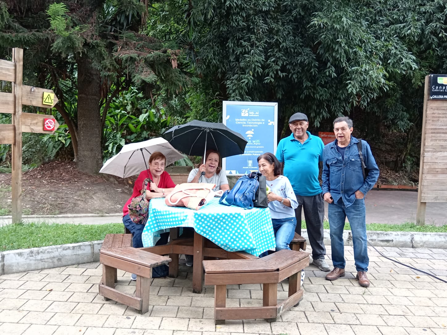 Picnic familiar cuyo objetivo es un taller reflexivo sobre el afecto y la alimentación. Lugar: Parque Gabriel Garcia Marquez. Telemedellín
. Fecha: 25 de abril de 2024. asistentes 27 personas