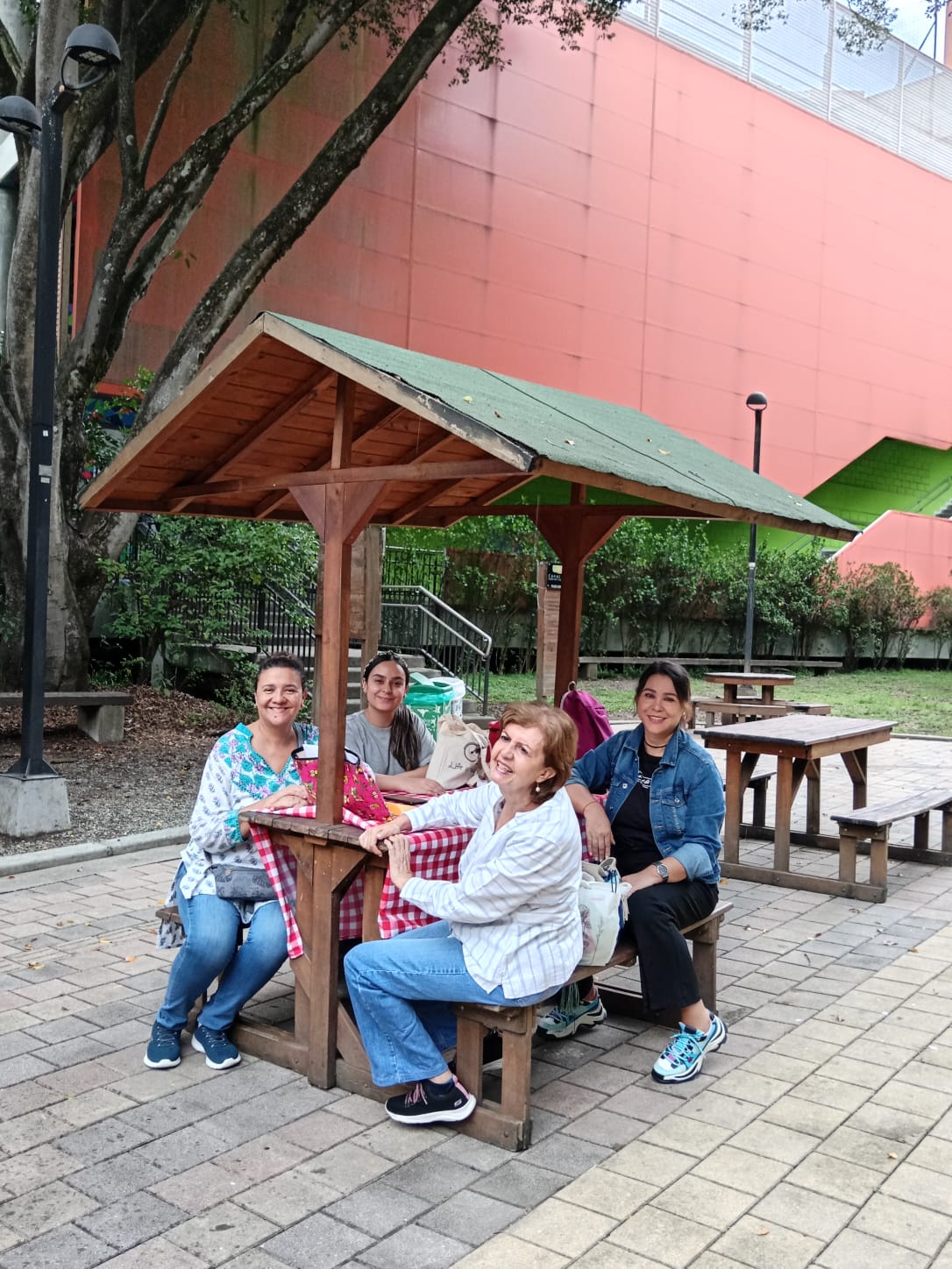 Picnic familiar cuyo objetivo es un taller reflexivo sobre el afecto y la alimentación. Lugar: Parque Gabriel Garcia Marquez. Telemedellín
. Fecha: 25 de abril de 2024. asistentes 27 personas